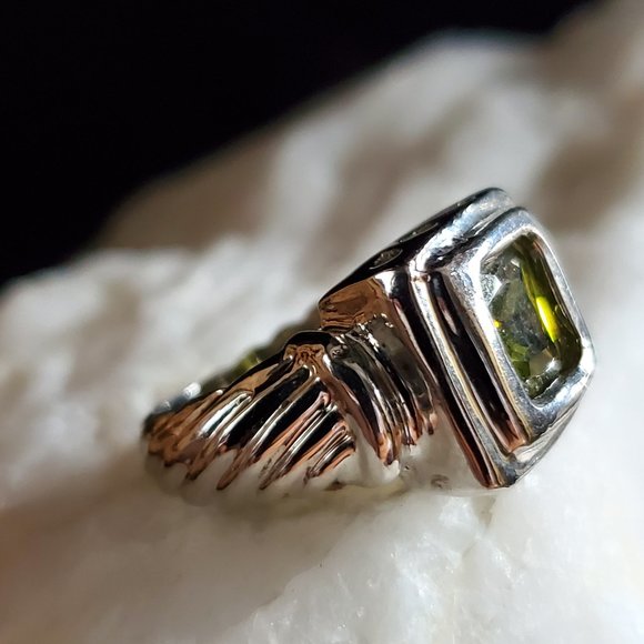 Vintage Silver Ring with Green Gemstone - Picture 3 of 5